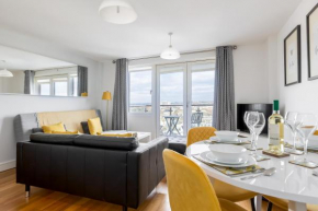 Honeybee - 9th Floor Apartment with Balcony Views